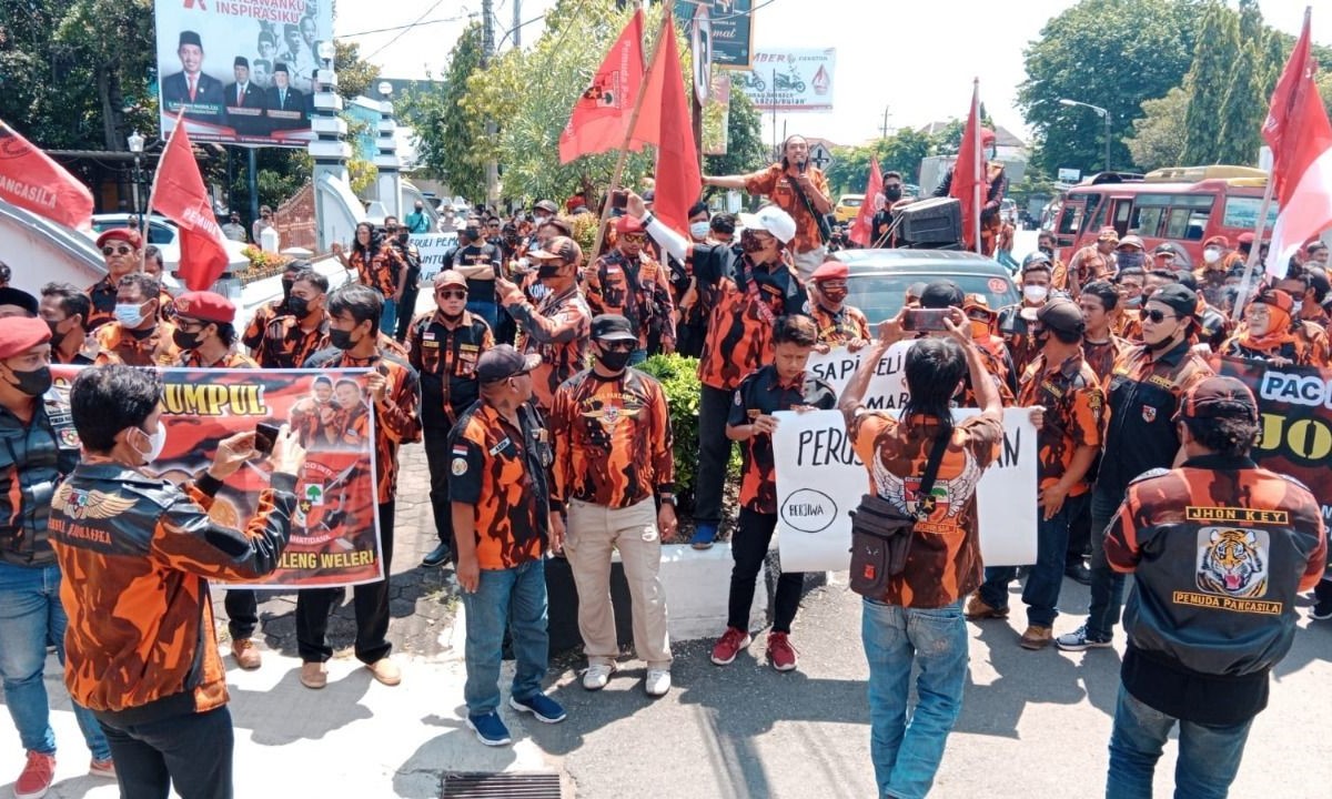 Ratusan anggota Pemuda Pancasila menggelar aksi damai di depan Gedung DPRD Kendal