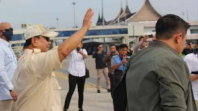 Mendarat di Sumbar, Prabowo Naik Helikopter Menuju Marapi