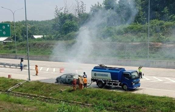 Mobil Toyota Vios Hangus Terbakar di Tol Semarang-Batang