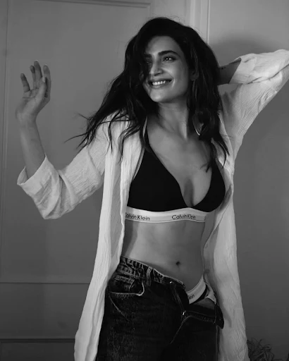 Karishma Tanna cleavage bra unbuttoned jeans