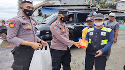 Warung Jum'at, Personel Polsek Cikande Bagi Makanan Kepada Masayarakat dan Santri