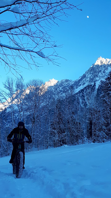 fatbike  ou vélo sur neige côté nord à l'ombre des  montagnes