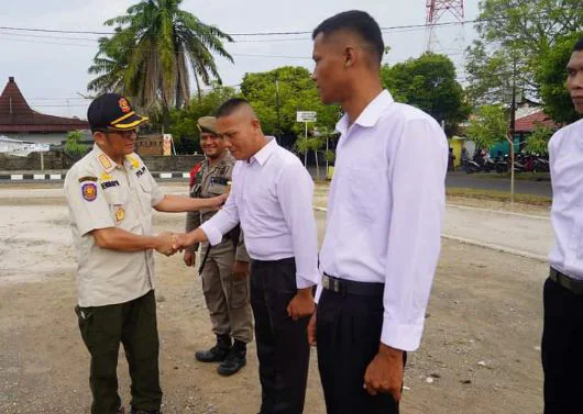 Ikuti Seleksi Komcad TNI, Wako Hendri Septa Lepas 37 Personil Satpol PP Padang