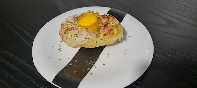 Patata rellena de setas, jamón ibérico y huevo