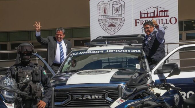 Entrega Gobernador David Monreal patrullas y motocicletas a la Metropol