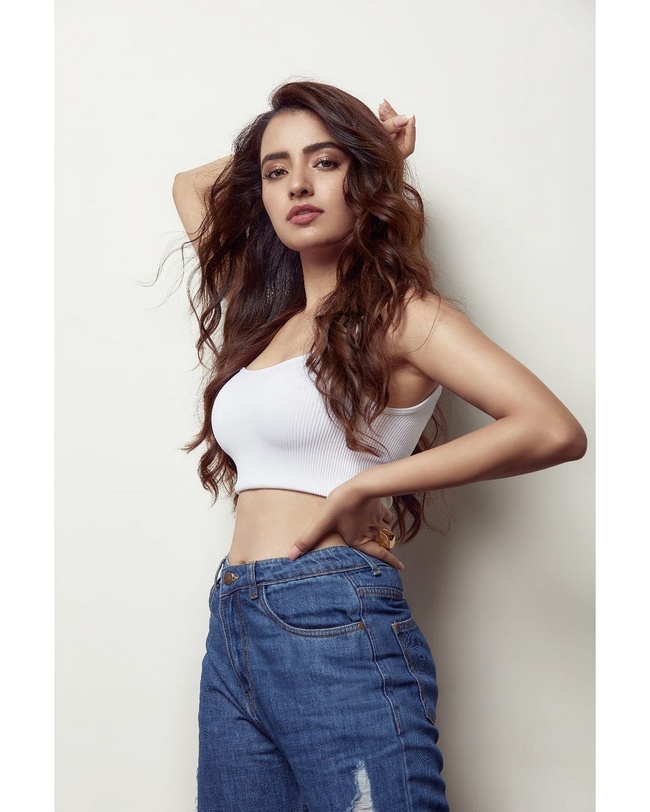 New Actress: Rukshar Dhillon Dazzaling Looks in her New Photos