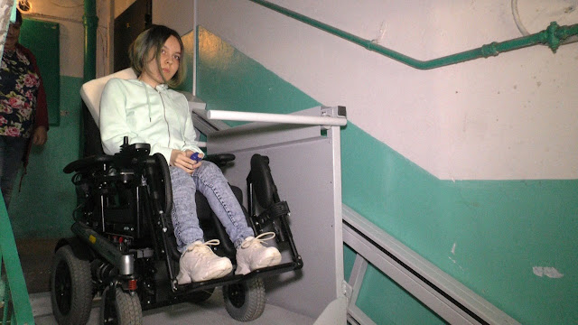В Ижевске мать почти два года просит установить пандус для дочери, которая является инвалидом-колясочником