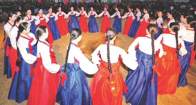Ganggangsullae, a Korean circle dance, is performed on the full moon day of the 8th lunar month.