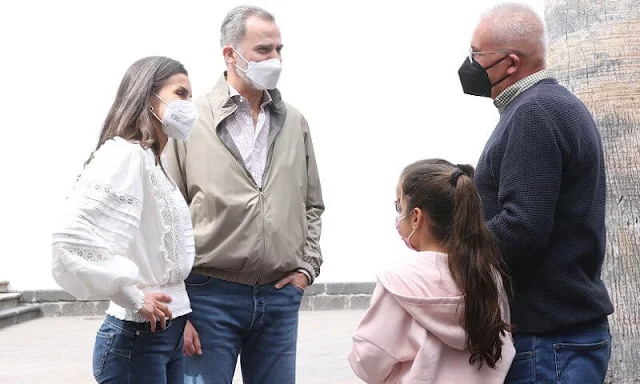 Queen Letizia wore low-rise slim-fit jeans by Liu Jo, a lace blouse by Ana Maria Rodriguez Gonzalez, and blue blazer by Bleis