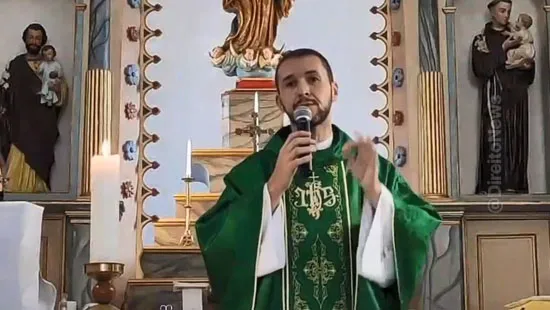 morador processa padre barulho sinos igreja