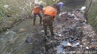 Pemeliharaan Kebersihan Sungai Oleh Satgas Sektor 22 Sub 03 Dilakukan di Sungai Cilimus
