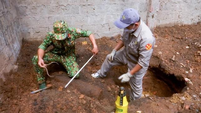 Phát hiện hầm bom, đạn khủng còn nguyên ngòi nổ dưới nền nhà dân