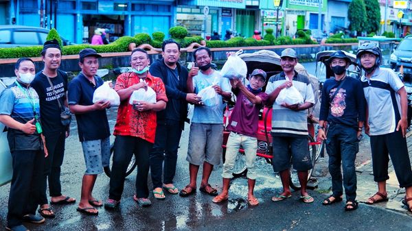 Jumat Berkah, Komunitas Pemalang Bersatu Bagi-bagi Makanan dan Sembako