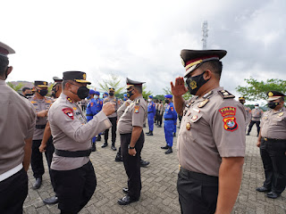 Kapolda Irjen Pol Eko Budi Sampurno beri Kado akhir Tahun bagi 461 orang Personel Polda Sulbar