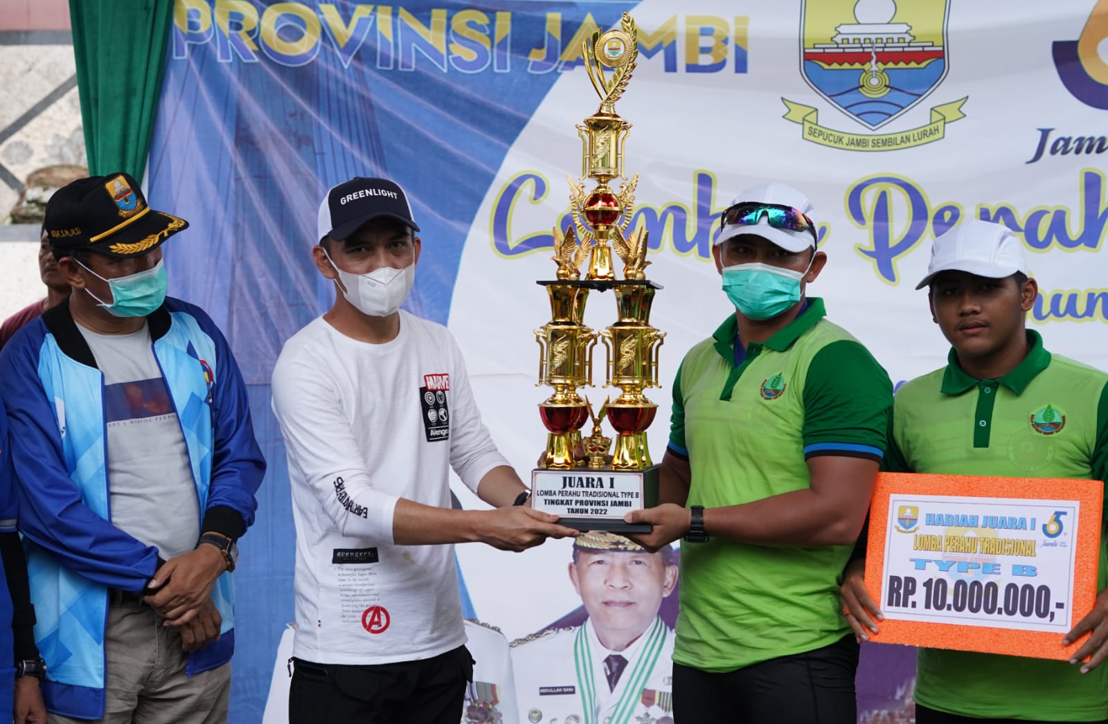 Ketua PODSI Jambi Tambah Hadiah Untuk 12 Tim Pemenangan Lomba Perahu Tradisional