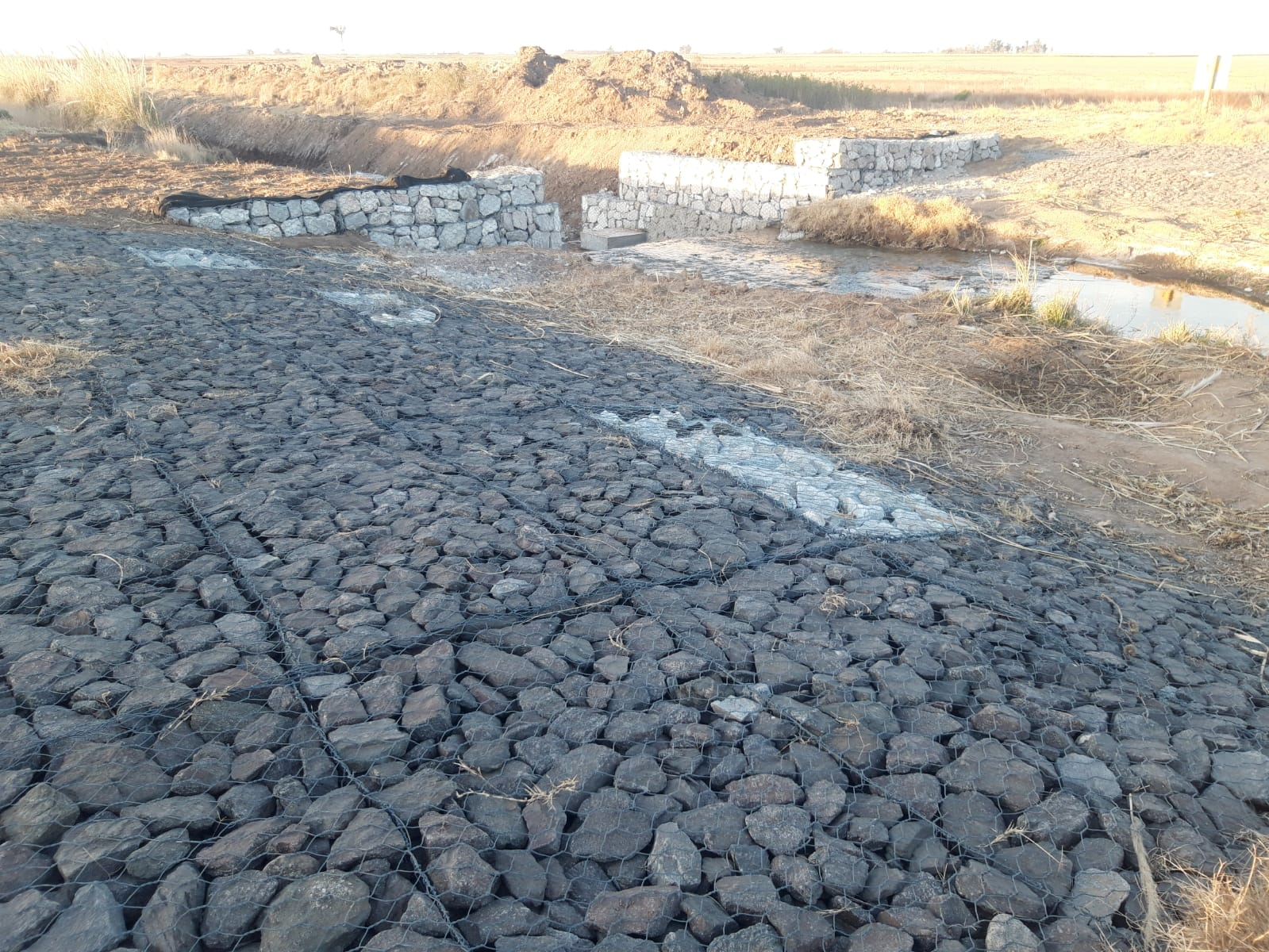 El consorcio canalero realizó la readecuación del sector que había sufrido algunas roturas, propio por el recorrido del agua.