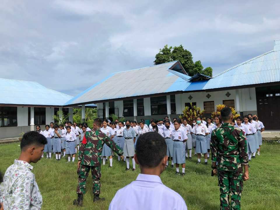 Personel Batalyon Arhanud 11/WBY Bantu Jadi Tenaga Pendidik di SMA 22 Hatusua Kabupaten Seram