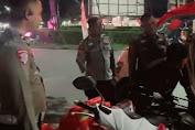 Sepeda Motor Pemudik Rusak, Aksi Sigap Aipda Fajar Sewa Mobil Bantu Pemudik Ketempat Tujuan