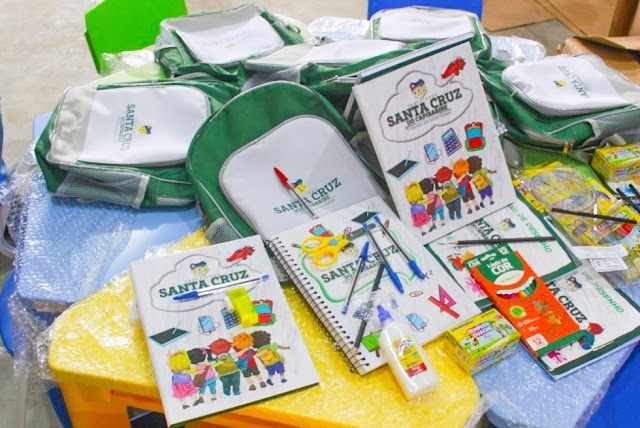Educação realiza entrega de kits escolares em preparação para volta às aulas em Santa Cruz
