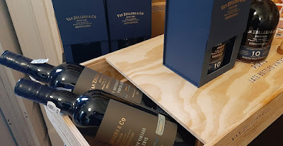 caixa de madeira com garrafas de vinhos do Porto