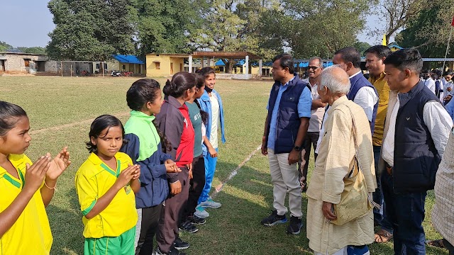 स्व.मंटी ढेंक के स्मृति में फुटबॉल प्रतियोगिता 2021 का हुआ आगाज़...सांसद दीपक बैज व पद्मश्री धर्मपाल सैनी जी ने सिक्का उछाल कर किया फुटबॉल मैच का शुभारंभ