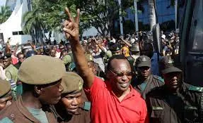 Tanzanie : la Justice ordonne la poursuite du procès contre Mbowe Le président du principal parti d'opposition Chadema Freeman Mbowe arrivant à la Haute Cour de Dar es Salaam, en Tanzanie, le 18 février 2022.  En Tanzanie, un juge a ordonné la poursuite du procès pour terrorisme de Freeman Mbowe, le tribunal estimant qu'il y a suffisamment d'éléments à charge contre les accusés.  À 59 ans, le leader du principal parti d'opposition Chadema est accusé de financement de terrorisme et de complot terroriste avec trois autres co-accusés. La défense avait demandé d'abandonner les charges retenues, estimant que l'affaire est uniquement politique.  "On a reçu le jugement avec une grande déception", explique Rose Jacob, cheffe locale du Chadema pour la région côtière. "Aujourd'hui, on s'attendait à pouvoir partir avec le président de notre parti pour aller à notre siège pour les célébrations, mais malheureusement, la décision du juge était injuste".  Freeman Mbowe a été arrêté le 21 juillet 2021 peu avant la tenue d'un rassemblement demandant des réformes constitutionnelles.  "On n'abandonnera pas et on ne perdra pas espoir", déclare Yolanda Kaunya, partisan du Chadema. "Mbowe est notre président et il est comme un père pour notre parti. On veillera à ce que ses droits soient respectés. Ce n'est pas la fin et on va continuer à se battre jusqu'à ce que notre président soit libéré."  "On avait beaucoup d'attentes sur le déroulement de l'audience", continue Asiah Msangi, partisane de Chadema et soutien de Mbowe. "On pensait qu'il aurait pu gagner et que nous aurions pu partir avec notre leader. Cela nous fait vraiment mal, surtout en sachant comment notre gouvernement dirige ce pays."  Freeman Mbowe soutient avoir été torturé en détention et avoir dû enregistrer des déclarations sous la contrainte. La prochaine audience est prévue le 4 mars.    Tanzania: Justice orders the continuation of the trial against Mbowe  Chairman of the main opposition party Chadema Freeman Mbowe arriving at the High Court in Dar es Salaam, Tanzania, February 18, 2022. In Tanzania, a judge has ordered the continuation of the terrorism trial of Freeman Mbowe, the court believing that there are sufficient incriminating elements against the defendants.  At 59, the leader of the main opposition party Chadema is accused of financing terrorism and terrorist conspiracy with three other co-defendants. The defense had asked to drop the charges, believing that the case is only political.  “We received the judgment with great disappointment ,” explains Rose Jacob, local chief of Chadema for the coastal region. "Today, we expected to be able to leave with the president of our party to go to our headquarters for the celebrations, but unfortunately the judge's decision was unfair".  Freeman Mbowe was arrested on July 21, 2021 shortly before a rally calling for constitutional reforms was held. "We won't give up and we won't lose hope ," said Chadema supporter Yolanda Kaunya. "Mbowe is our president and he is like a father to our party. We will ensure that his rights are respected. This is not the end and we will continue to fight until our president is freed."  "We had a lot of expectations about the course of the hearing ," continues Asiah Msangi, a supporter of Chadema and supporter of Mbowe. "We thought he could have won and we could have left with our leader. It really hurts us, especially knowing how our government is running this country."  Freeman Mbowe alleges that he was tortured in detention and had to record statements under duress. The next hearing is scheduled for March 4.