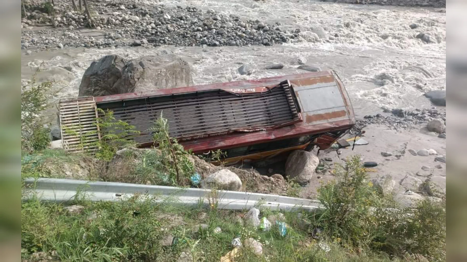 A bus fell on the banks of the Beas river on the Kullu Manali highway, 16 passengers were on board the bus