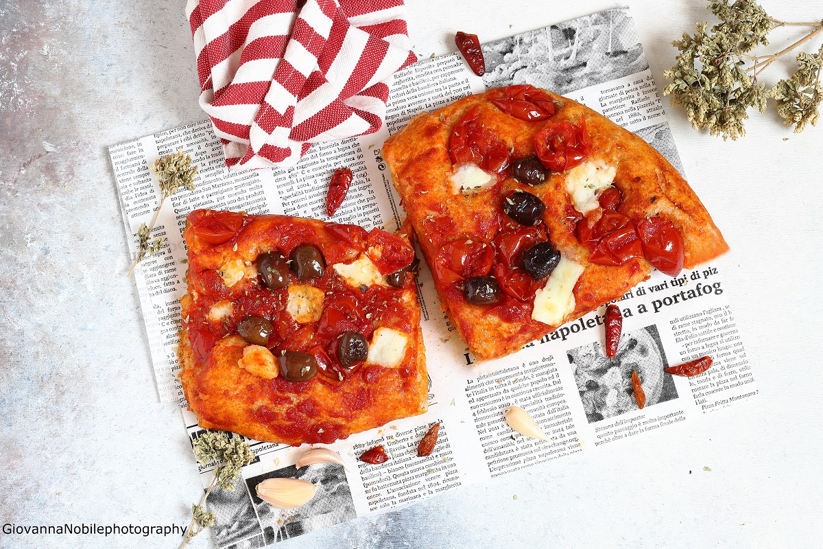 Pizza con filetto di pomodori, mozzarella e olive