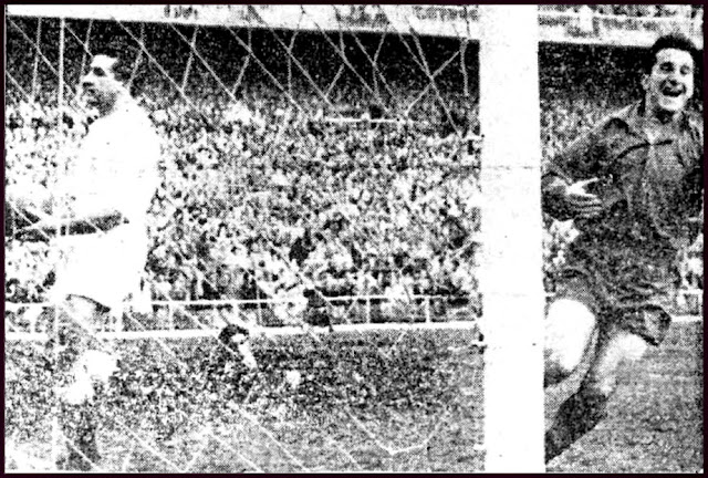 La alegría de Carlos Ducasse tras marcar Morro el primer gol. Pazos continúa en el suelo mientras Muñoz recoge el balón. REAL MADRID C. F. 1 REAL VALLADOLID DEPORTIVO 2. Domingo 29/11/1953. Campeonato de Liga de 1ª División, jornada 11. Madrid, España, estadio de Chamartín. GOLES: 0-1: 44’, Morro. 0-2: 45’, Domingo. 1-2: 53’, Di Stéfano.