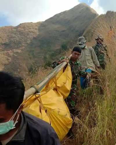 Evakuasi pendaki meninggal di gunung - Foto Instagram pendaki_siantar