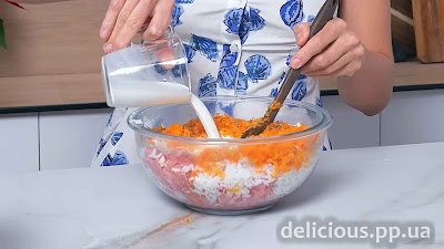 Рецепт голубцов с фаршем и рисом. В фарш с рисом вливаем молоко.