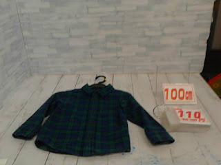 中古品　子供服　１００ｃｍ　ネイビー×グリーン　チェック柄　長袖シャツ　１１０円