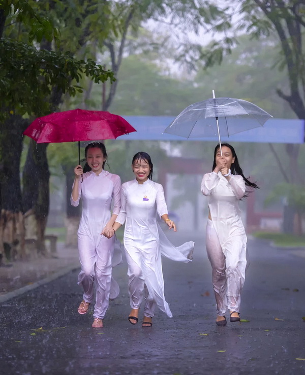 Ba nữ sinh chạy dưới mưa