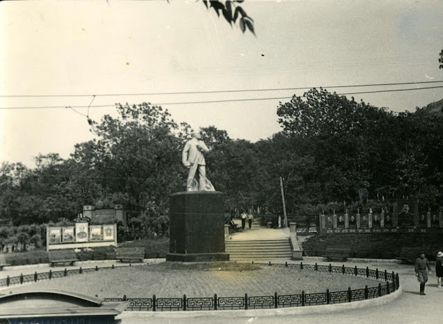 Памятник В.И. Ленину в Городском парке культуры и отдыха в 1950 году