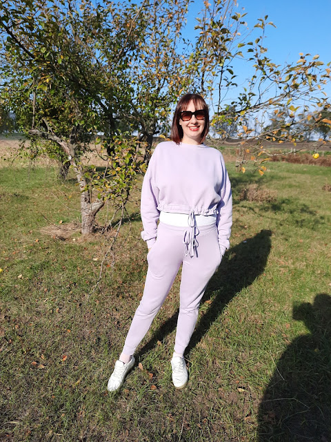 https://femmeluxe.co.uk/lilac-cropped-long-sleeve-sweatshirt-high-waisted-skinny-joggers-fleece-loungewear-set-reagan