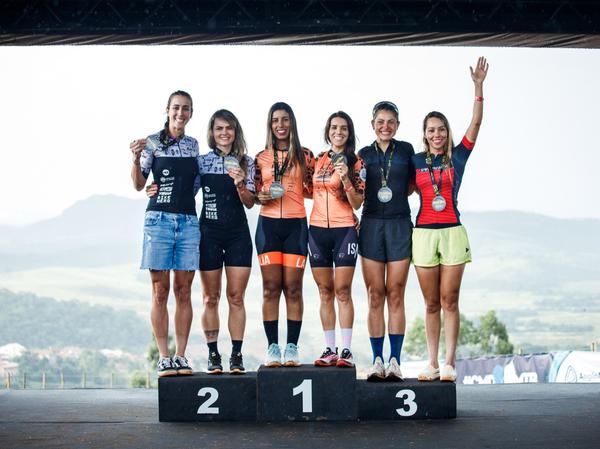 Pódio feminino do prólogo da Santander Brasil Ride Espinhaço - Foto: Nico Ferri / Santander Brasil Ride