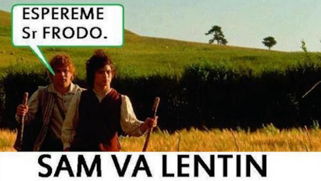 Los hobbits salen de la comarca y Sam dice: "Espéreme, señor Frodo". Subtítulo: Sam va lentín.