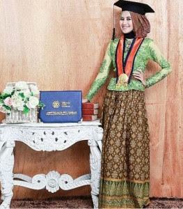 Kebaya hijab untuk wisuda terbaru