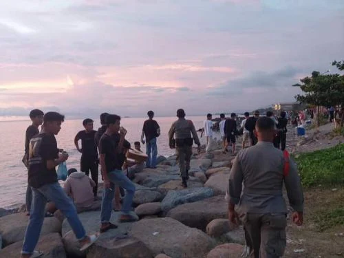 Warga Resah, Satpol PP Kota Padang Bubarkan Muda Mudi yang Nongkrong di Sepanjang Pantai Padang