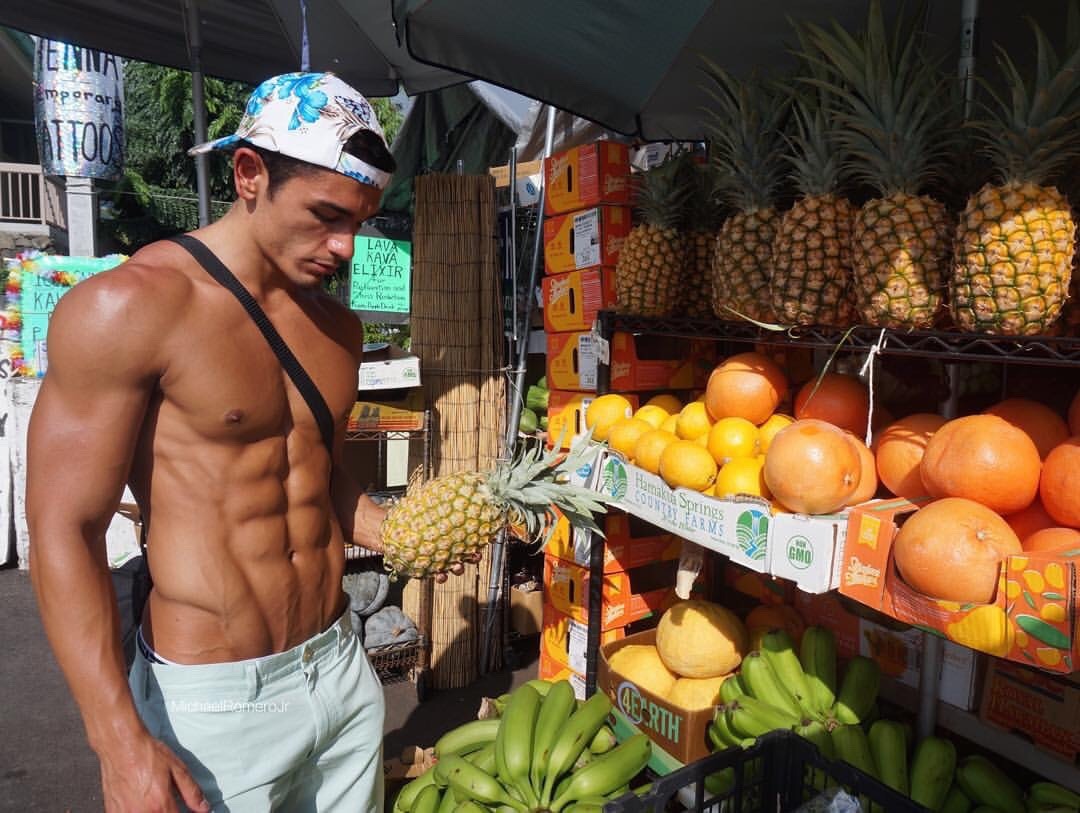 sexy-strong-shirtless-guy-abs-eating-fruit-market
