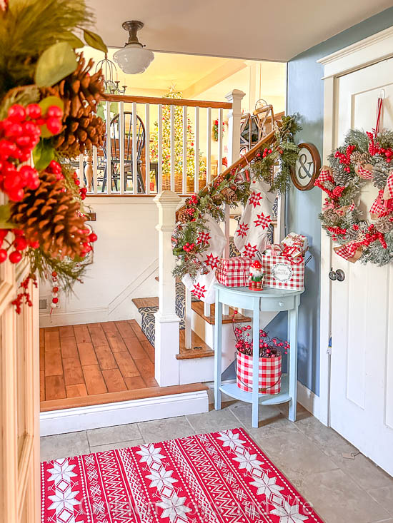 Christmas entryway - www.goldenboysandme.com