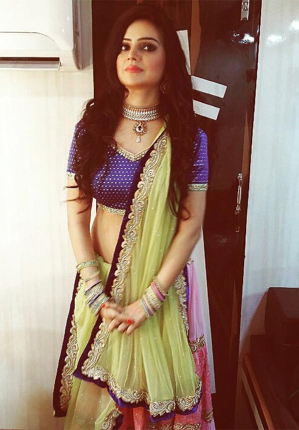 Kenisha Bhardwaj saree hot actress