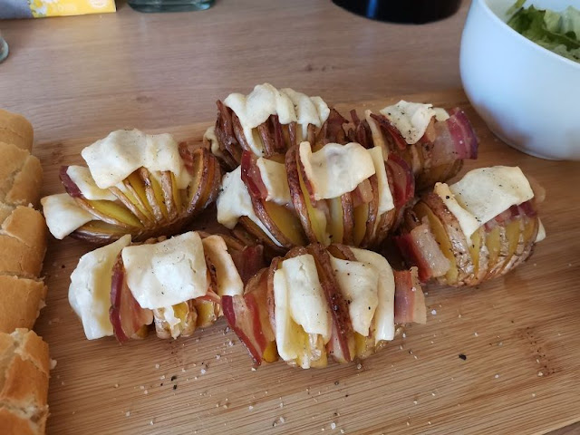 Harmonika krompir sa slaninicom: Recept za gurmansko jelo iz rerne uz savršen dresing