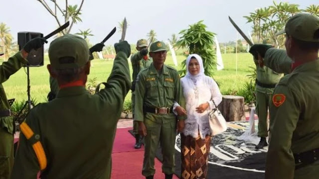 Viral Pernikahan Hansip Bak Pesta Perwira, Ada Prosesi Golok Pora