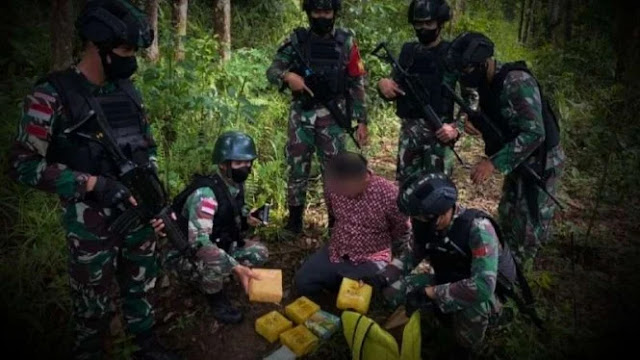 Prajurit TNI Tangkap Pria Buncit Bawa Teh Isi Kristal Seharga 8 Miliar