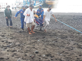 Peduli Penumpang Sakit Personil Satpolair bantu mengangkat Kursi Roda.