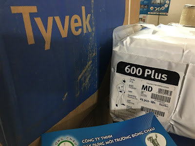 Tyvek 600 plus Bộ quần áo phòng dịch, chống hóa chất dạng liền quần trùm đầu