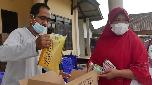 Dinkopdag Kabupaten Temanggung, Menggelar Operasi Pasar, Sebanyak 4.000 Liter Minyak Goreng Digelontor Ke Sebagian Wilayah Kecamatan Tembarak