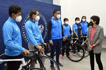 Donan seis bicicletas al equipo de triatlón BUAP