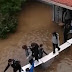 Μαθητές στη Νέα Φιλαδέλφεια έφτιαξαν γέφυρα με θρανία για να φύγουν από πλημμυρισμένο σχολείο (vid)